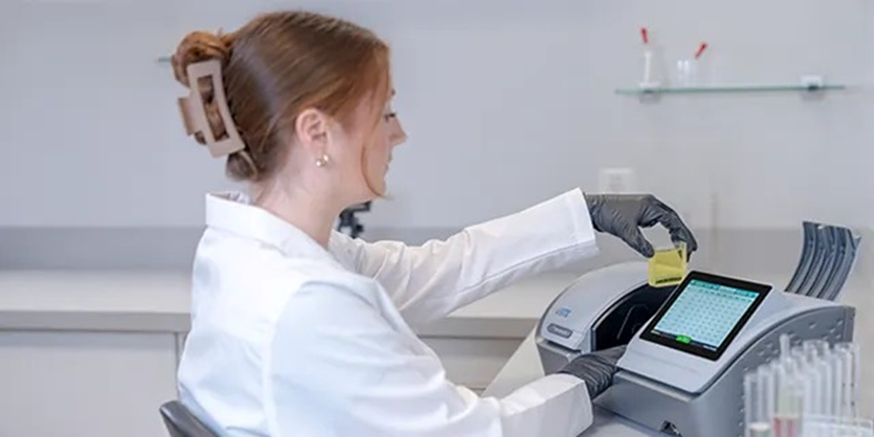 Vista benchtop spectrophotometer from HunterLab.png